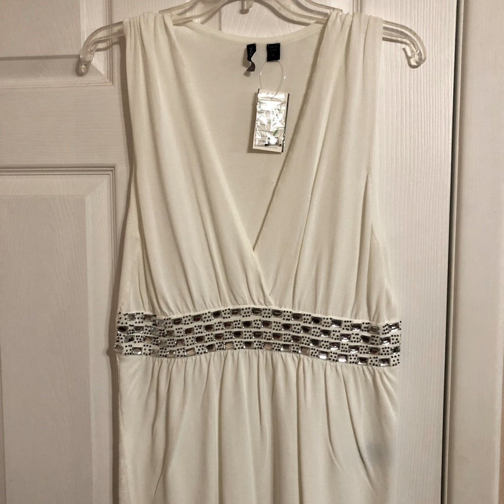 Sleeveless knit top. With beaded waist